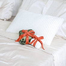 Load image into Gallery viewer, Gift box Toy by Lambwolf
