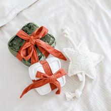 Load image into Gallery viewer, Gift box Toy by Lambwolf
